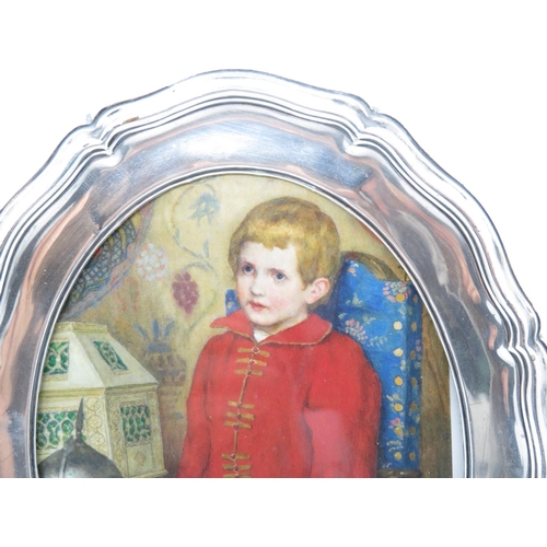 289 - 1x large silver photo frame