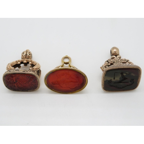 355 - 3x Georgian gold fob seals set with hard stones and agates - 2x showing coats of arms and the other ... 