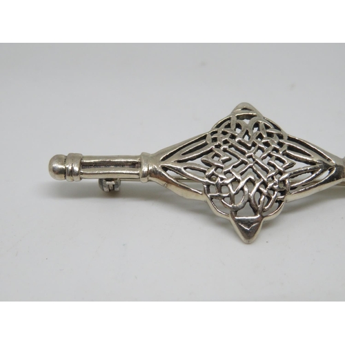 52 - Celtic silver infinity brooch 5.6g