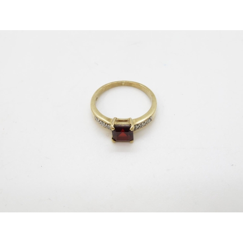 10 - 9ct gold with diamonds and garnet ring 2.6g size N