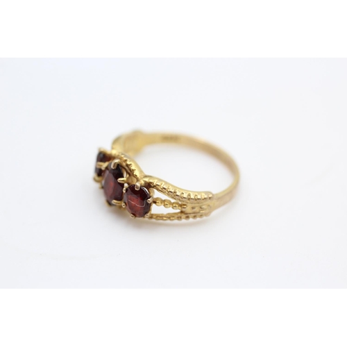 118 - 9ct Gold garnet ornate three stone ring size N