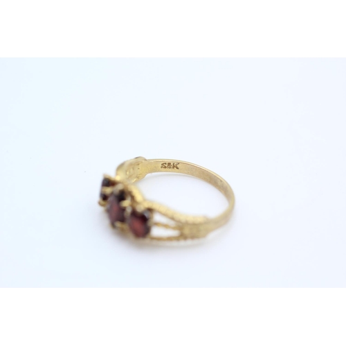 118 - 9ct Gold garnet ornate three stone ring size N