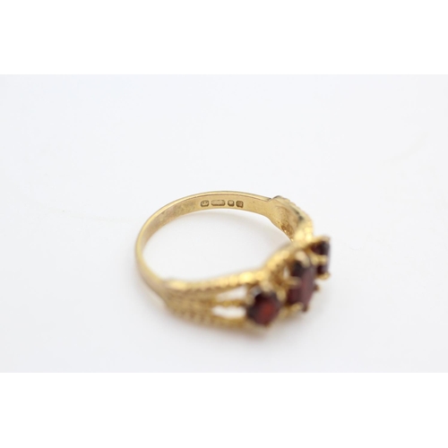 118 - 9ct Gold garnet ornate three stone ring size N