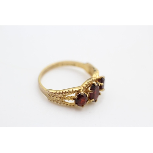 118 - 9ct Gold garnet ornate three stone ring size N