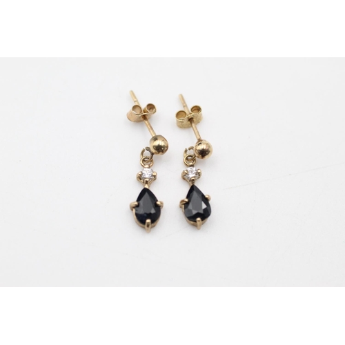 121 - 2 x 9ct Gold gemstone detail earrings