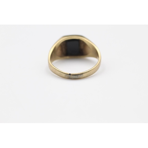 175 - 9ct Gold onyx signet ring size N