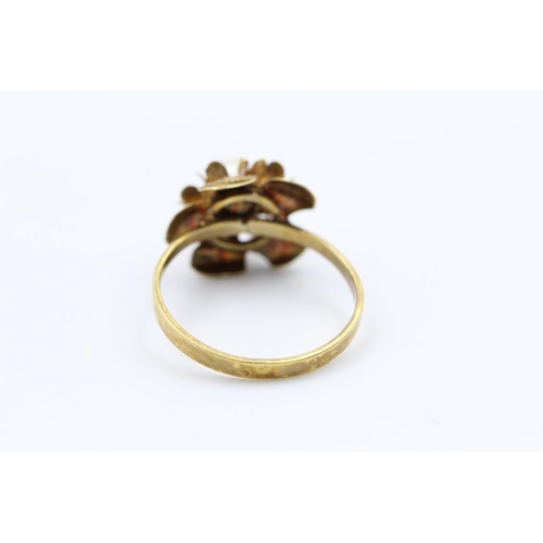 251 - 18ct gold central pearl flower dress ring size P