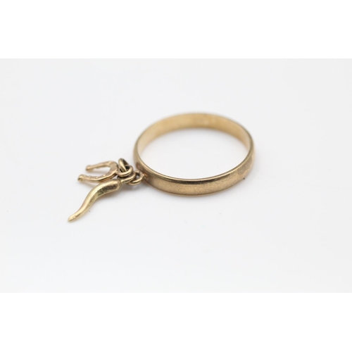 259 - 9ct Gold horse shoe & cornicello charm ring size L