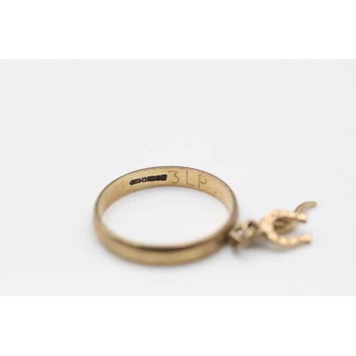 259 - 9ct Gold horse shoe & cornicello charm ring size L