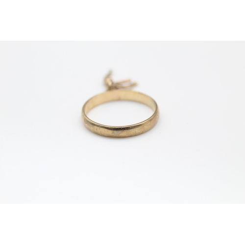 259 - 9ct Gold horse shoe & cornicello charm ring size L