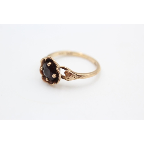 266 - 9ct gold vintage garnet floral design ring size M