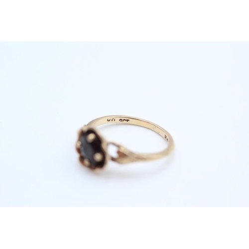 266 - 9ct gold vintage garnet floral design ring size M