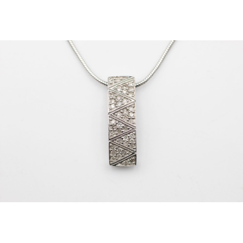 270 - 9ct gold diamond curved bar pendant necklace