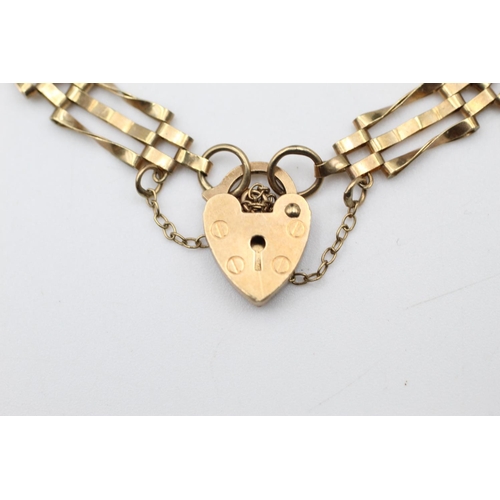 272 - 9ct Gold gate bracelet w/ heart padlock