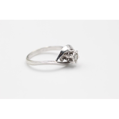 276 - 9ct White gold modernist design diamond detail ring size M