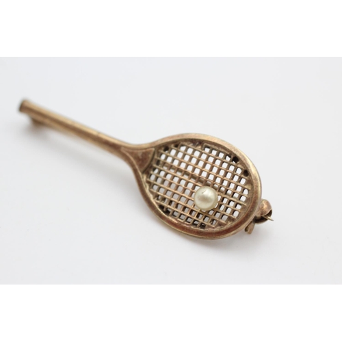 279 - 9ct gold tennis racket brooch