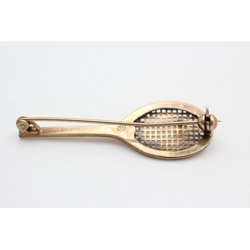 279 - 9ct gold tennis racket brooch