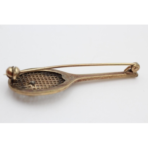 279 - 9ct gold tennis racket brooch