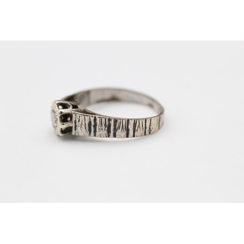 288 - 18ct White gold diamond detail bark texture ring size K