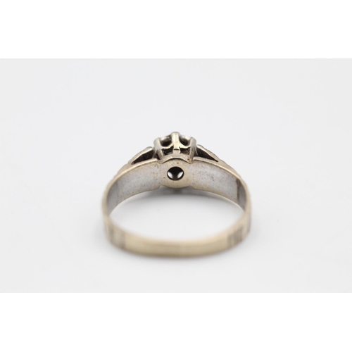 288 - 18ct White gold diamond detail bark texture ring size K