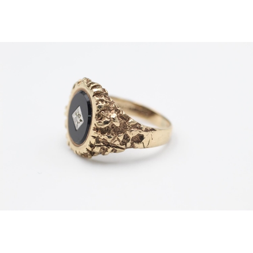 289 - 9ct gold onyx & diamond detail signet ring size S