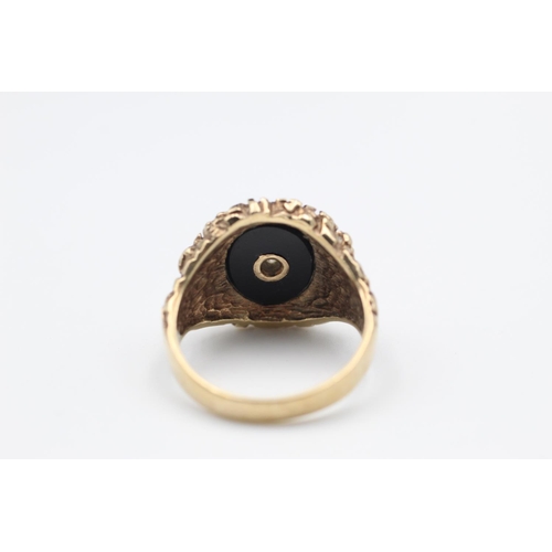 289 - 9ct gold onyx & diamond detail signet ring size S