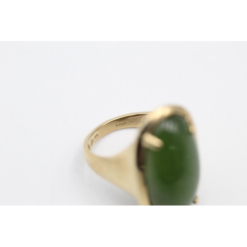 328 - 9ct gold nephrite ring size L