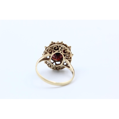 66 - 9ct brutalist design garnet detail ring size Q