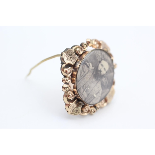 94 - 9ct gold portrait locket brooch