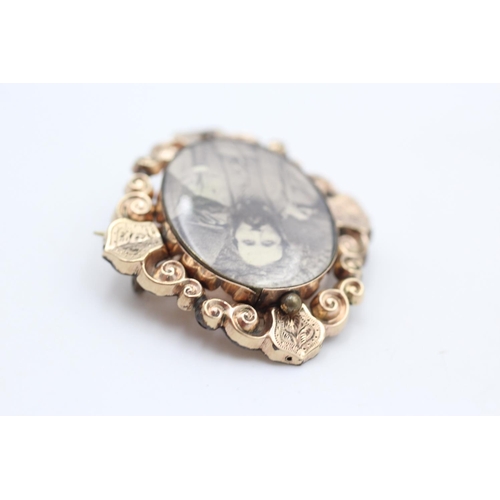 94 - 9ct gold portrait locket brooch