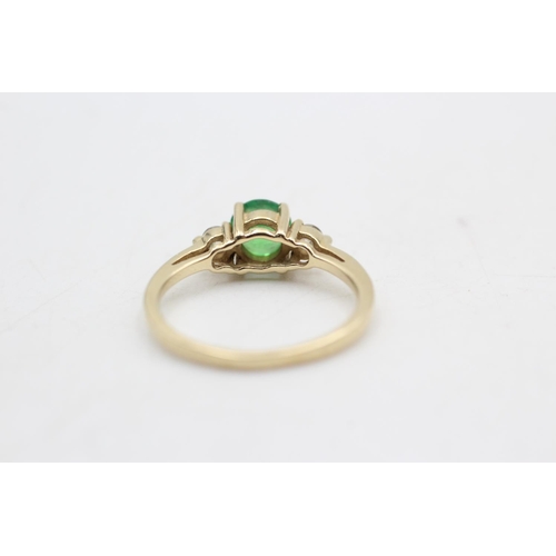 22 - 14ct gold green & clear gemstone trilogy dress ring (2.8g)  Size P