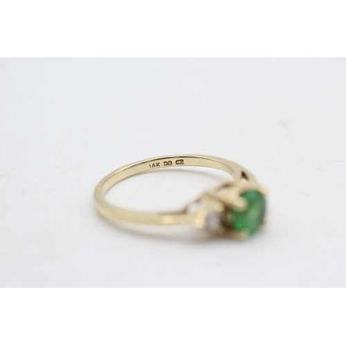 22 - 14ct gold green & clear gemstone trilogy dress ring (2.8g)  Size P