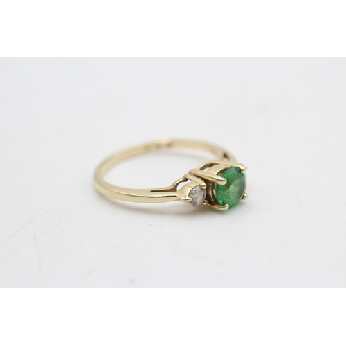 22 - 14ct gold green & clear gemstone trilogy dress ring (2.8g)  Size P