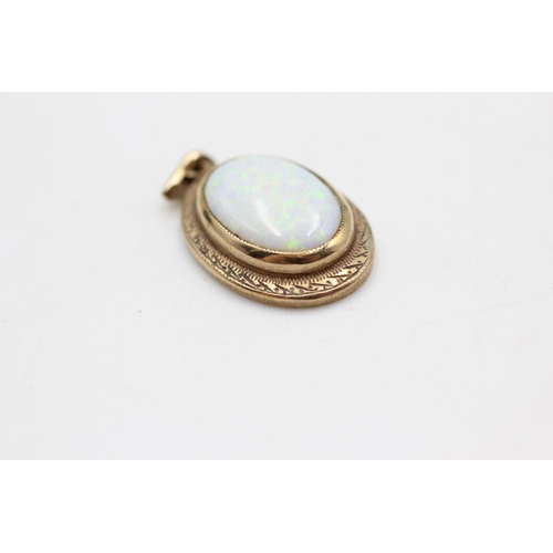 23 - 9ct gold vintage opal pendant (2.4g)