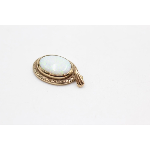 23 - 9ct gold vintage opal pendant (2.4g)