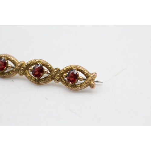 29 - 9ct gold antique garnet three stone knot brooch - Hallmarked Chester (1.8g)