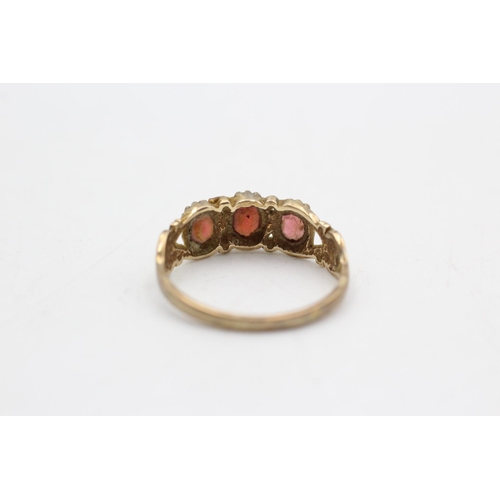 3 - 9ct gold vintage garnet ornate three stone dress ring (2.4g) Size Q