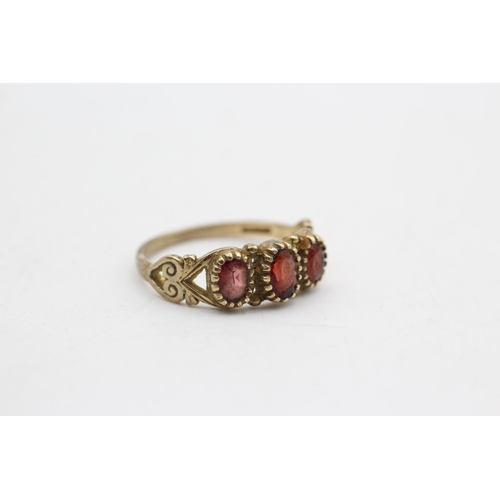 3 - 9ct gold vintage garnet ornate three stone dress ring (2.4g) Size Q