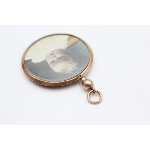 39 - 9ct gold frame antique double sided photo locket (5.5g)