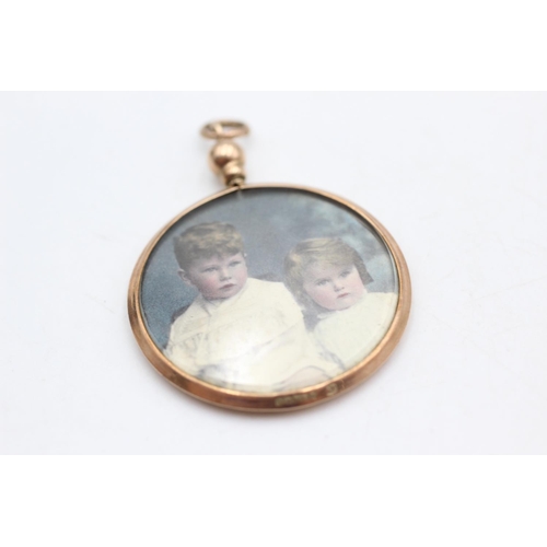 39 - 9ct gold frame antique double sided photo locket (5.5g)