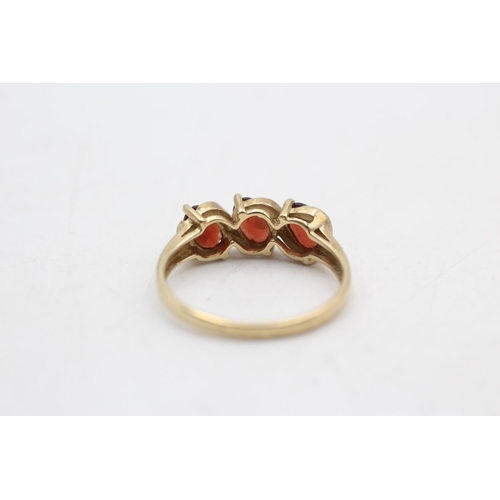 58 - 9ct gold vintage garnet three stone wave design stylised ring (2.3g)  Size P