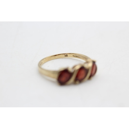 58 - 9ct gold vintage garnet three stone wave design stylised ring (2.3g)  Size P