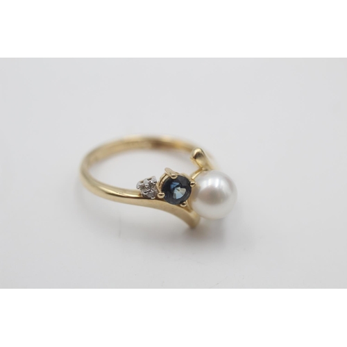 64 - 9ct gold diamond, sapphire & pearl bypass style ring (2.4g)