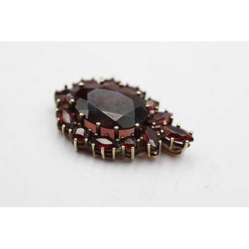 12 - 8ct gold antique garnet halo pendant (4.1g)