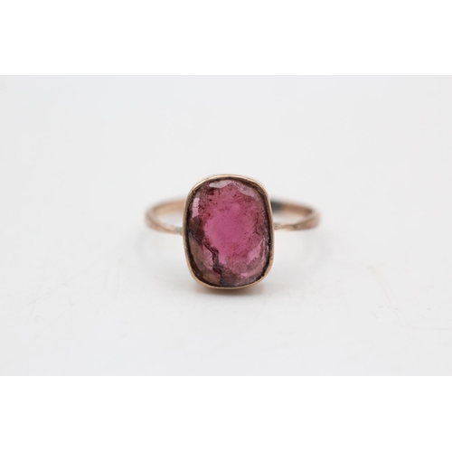 13 - 9ct gold antique garnet rub over setting ring. As seen. (1.7g) Size M
