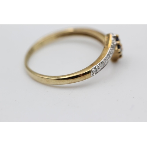 14 - 9ct gold diamond & sapphire twist ring (1.9g) Size R