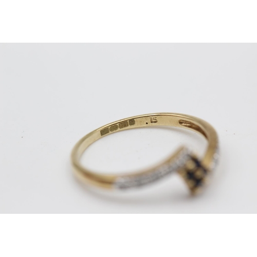 14 - 9ct gold diamond & sapphire twist ring (1.9g) Size R