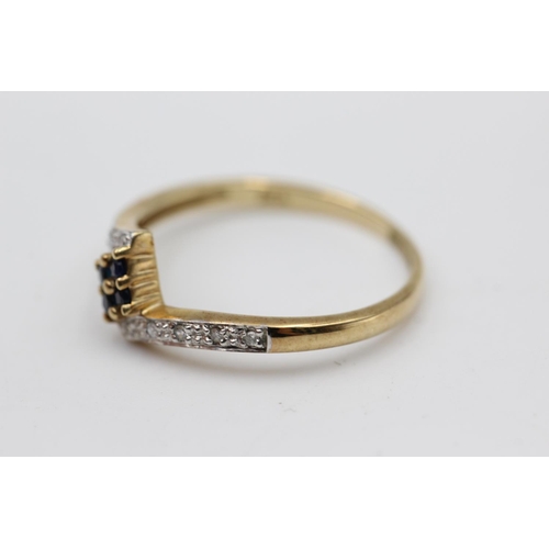 14 - 9ct gold diamond & sapphire twist ring (1.9g) Size R