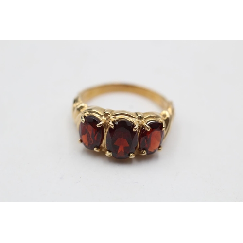31 - 10ct gold vintage garnet trilogy dress ring (3.4g) Size N