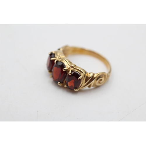 31 - 10ct gold vintage garnet trilogy dress ring (3.4g) Size N
